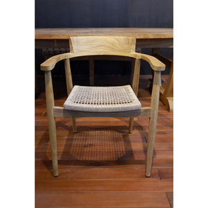 La silla apilable Aksa presenta madera de teca duradera y elegante ratán sintético, con medidas de 61x59x75 cm, cuidadosamente pulida. - Product Image 3