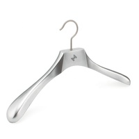 Percha de ropa de madera personalizada, perchas de chaqueta antiguas con clips para tienda de marca