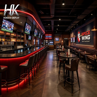 Ensemble de mobilier de bar personnalisé avec comptoir en L, étagères à bouteilles, banquette et vitrine en verre pour bar sportif