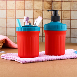 Support de bain moderne en silicone Anax, ensemble de 2 pièces avec bouteille à pompe rechargeable et gobelet à brosse à dents pour lavabo de salle de bain - Product Image 1