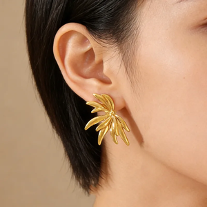 Boucles d'oreilles asymétriques élégantes en forme de tournesol pour femmes, avec placage doré PVD, acier inoxydable 304, bijoux tendance - Product Image 1