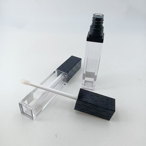 Tubo de Brillo Labial Personalizado con Tapa Grabada en Relieve, Envase Transparente para Brillo Labial, Envase Cuadrado Vacío para Aceite Labial - Product Image 6