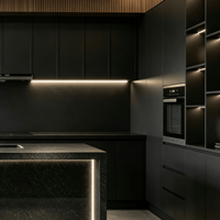 Ensemble d'armoires de cuisine modernes de luxe sur mesure, îlot en contreplaqué cannelé incurvé, évier, éclairage LED, finition mate foncée, robinet sans poignée, charnière