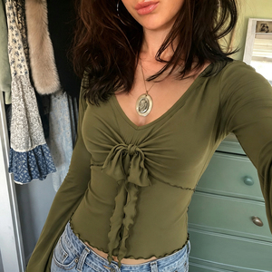 Camiseta de manga larga verde oliva para mujer, cuello en V, con lazo frontal, fruncida, ajustada, con mangas acampanadas, estilo casual y urbano. - Product Image 3