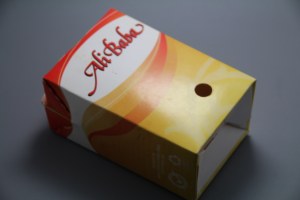 Caja de hamburguesas desechable roja con papel para hornear - Product Image 2