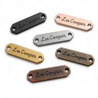 Étiquettes métalliques personnalisées pour vêtements, boutons logo métalliques pour parfums, étiquettes gaufrées pour chaussures, plaques métalliques pour sacs à main