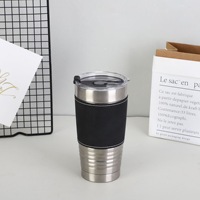 Gobelet en similicuir Laserable Cadeau d'entraîneur Basketball Football Gym Tasse de voyage Gobelet en acier inoxydable de 20oz avec couvercle en cuir