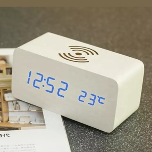 Orologio da Tavolo Digitale in Legno con Ricarica Wireless Qi, Luce LED Intelligente Moderna, Calendario Digitale e <span class=keywords><strong>Sveglia</strong></span> - Product Image 2