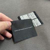 Étiquettes en satin tissé de luxe pour vêtements avec texture distinctive, qualité supérieure, impression à chaud pour costumes, manteaux et jeans pour hommes
