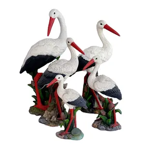 Scultura in resina di arte popolare di cicogna bianca con statue di statuette di animali in stile Folk