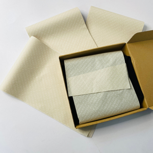 Rollo de papel de embalaje negro de pulpa química de 80g de producción personalizada con impresión de patrón dorado varias opciones para ventas de alimentos - Product Image 1