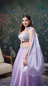 Lehenga Choli brodé lavande pour femme, tenue ethnique de créateur, avec blouse à sequins, jupe et dupatta, idéal pour mariage et fêtes - Product Image 5