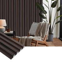 Panneau mural extérieur décoratif personnalisé en WPC, grille à lattes WPC pour l'extérieur de la maison, design de lattes personnalisable pour la décoration de balcon de maison