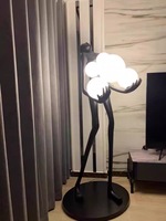 Lampe sur pied en résine en forme de statue humanoïde, représentant une personne tenant une boule de verre, avec éclairage LED, pour salle d'exposition, salon ou décoration.