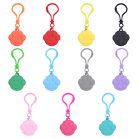 Porte-clés mousqueton léger en caoutchouc, motif patte de chat colorée et mignonne, avec logo personnalisé imprimé UV, étanche, breloque promotionnelle, breloque pour sac cadeau