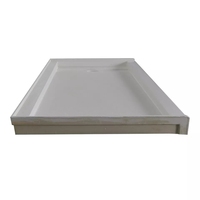 Bacs de douche Domo modernes en acrylique et marbre cultivé avec rebord sur 3 côtés, installation facile, modèle Boca pour usage hôtelier