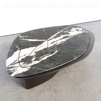 Table basse en marbre irrégulier Dream Home Organic, avec détails incurvés artistiques incrustés, support bronze foncé, mobilier haut de gamme pour villa.