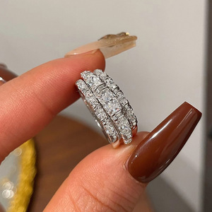 Set di Tre Anelli Impilabili Scintillanti per Donne, Gioielli Eleganti e Versatili per l'Uso Quotidiano - Product Image 1
