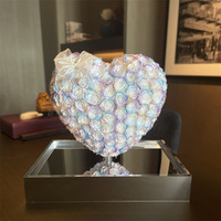 Cadeau de Saint-Valentin super luxueux ou décoration de chambre Roses conservées en forme de coeur dans une boîte cadeau en acrylique transparente