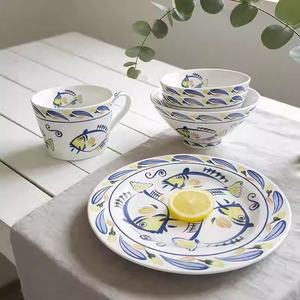 Service de table en céramique à motif de <span class=keywords><strong>poisson</strong></span> peint à la main - Vaisselle bleue et jaune pour la maison, l'hôtel et <span class=keywords><strong>le</strong></span> restaurant, passe au lave-vaisselle - Product Image 2