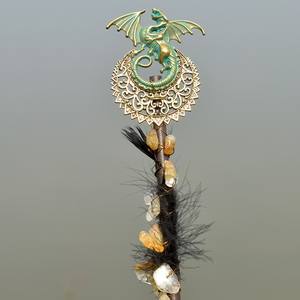 ไม้กายสิทธิ์คริสตัลขนาด 18 ซม. <span class=keywords><strong>ป</strong></span>ระดับด้วยเศษอัญมณีธรรมชาติ  ตกแต่งด้วยขนนกมังกร  งานแฮนด์เมด  ไม้กายสิทธิ์แม่มด  ของขวัญ  ขายส่ง - Product Image 2