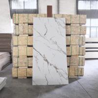 Panneau mural en PVC effet marbre Calacatta blanc brillant avec nuages bleu clair et veines dorées pour meuble TV