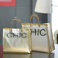 Sacs à provisions en plastique à la mode sac de t-shirt à gousset latéral avec sacs-cadeaux de logo personnalisé pour vêtements et chaussures