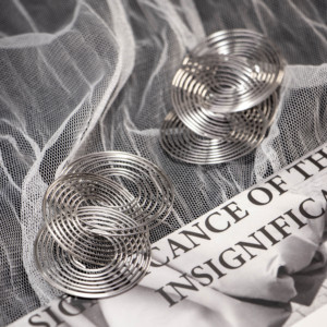 Boucles d'oreilles à breloques géométriques circulaires entrelacées avec pompons, plaquées argent, design classique, unisexe, multi-occasions - Product Image 4