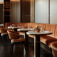 Ensemble de meubles sur mesure pour hôtel et restaurant Ron Group : table ronde en marbre, banquette en velours, chaise rembourrée