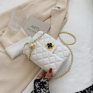 Bolso Bandolera de Hombro para Mujer, Nuevo Estilo, Cuadrado, Pequeño, con Bola Dorada y Trébol de Cuatro Hojas - Product Image 3