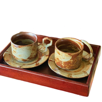 Ensemble de tasses à expresso classiques en céramique artisanale vintage, poterie grossière, petit-déjeuner, soucoupe pour thé de l'après-midi, lait