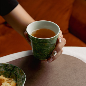 Set di Tazze da Caffè in Ceramica Verde Marmorizzata con Piattino dal Bordo Ondulato per Cerimonia del Tè Minimalista e Uso in Caffetterie Moderne - Product Image 4
