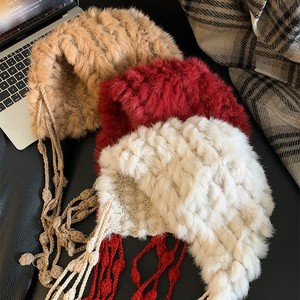 Gorro de Punto Cálido de Invierno para Mujer con Borlas de Piel de Conejo Genuina, Orejeras y Efecto Adelgazante en el Rostro, Colores Rojo, Beige, Marrón y Blanco - Product Image 4