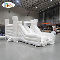 Château gonflable tout blanc avec double toboggan et piscine à balles, qualité commerciale, pour location événementielle