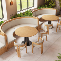 Fauteuil de salle à manger, structure en bois clair avec accoudoirs ouverts, dossier incurvé rembourré crème pour restaurant, café et hôtel