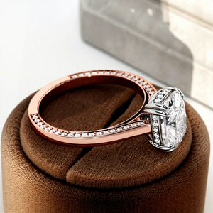 Anillo de compromiso de diamante cultivado en laboratorio de 2 quilates con corte cojín y halo oculto, bicolor, con pavé único de doble cara, certificado IGI para venta al por mayor - Product Image 3