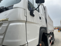 HOWOHW76 Camion benne 6X4 371HP à transmission manuelle, carrosserie large renforcée, essieu avant spécifique en acier soudé en forme de boîte