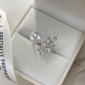 Bague de luxe en argent pur S925, exquise, avec incrustation de plumes d'oiseau de prairie blanches australiennes Aurora, de diamants et de perles, forme de chiffre en carbone élevé - Product Image 5