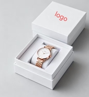 Montre-bracelet à quartz pour femme avec bracelet en maille dorée minimaliste, cadran blanc simple, boîte cadeau avec laminage mat et gaufrage