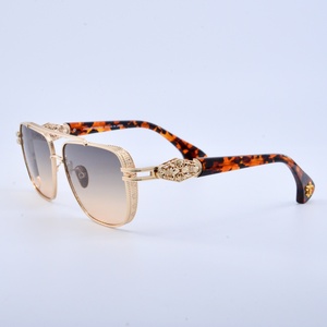 Occhiali da Sole di Lusso per Donne con <span class=keywords><strong>Lenti</strong></span> Polarizzate e <span class=keywords><strong>Filtro</strong></span> <span class=keywords><strong>Luce</strong></span> <span class=keywords><strong>Blu</strong></span> in Montature Alla Moda e Trendy - Product Image 1