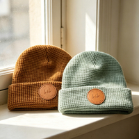 Bonnet d'hiver de luxe doux et chaud en tricot gaufré avec patch en cuir rond personnalisé et revers en maille