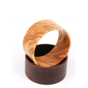 Conception de breloques en bois de mode, fabrication personnalisée d'anneau en bois large en bois d'olive/Wualnut, connecteur en bois pour l'artisanat - Product Image 1