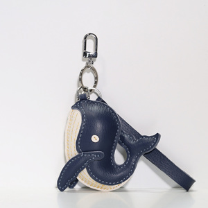 Llavero de cuero con forma de ballena, colgante de animal hecho a mano, diseño cosido en azul y crema - Product Image 6