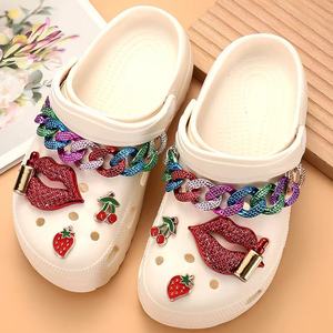 Sabots de jardin à lèvres rouges cerise fraise chaussures en plastique colorées pour filles avec décorations de chaîne et de boutons accessoires floraux - Product Image 1