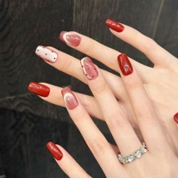 Vernis à ongles rouge haut de gamme à motif œil-de-chat qui sublime le teint et présente un design simple et court.