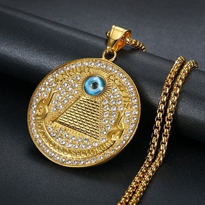 Collier pendentif œil de Dieu en strass plaqué or Hip Hop pour hommes, design pyramidal en acier inoxydable, bijoux cadeau - Product Image 1
