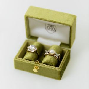 Portagioie personalizzato in velluto di seta verde Vintage di lusso due rotoli di velluto all'interno di proposte di velluto scatola per fedi nuziali per 2 anelli - Product Image 2
