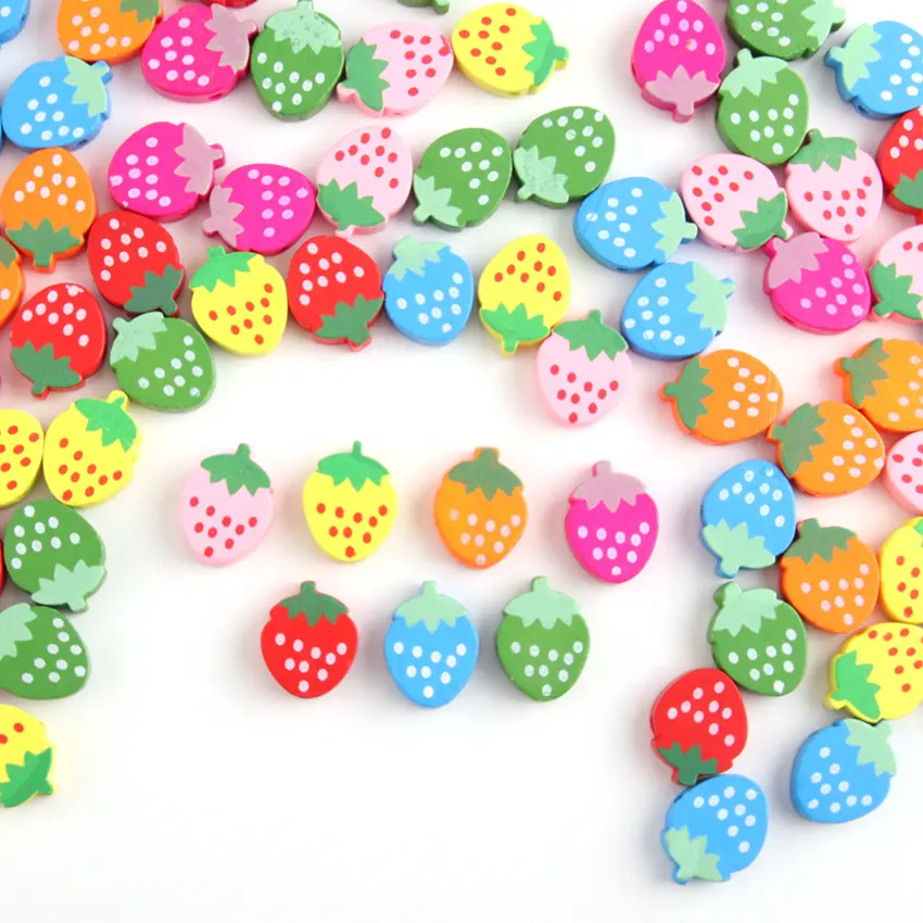 Perles en bois de fraise de dessin animé mignon couleurs mélangées pour les enfants bricolage artisanat pour enfants respectueux de l'environnement, accessoires perlés à la main