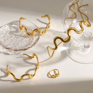 Conjunto de collar y pendientes lujosos y elegantes con colgante largo en forma de abanico, con incrustaciones de circonitas cúbicas, chapado. - Product Image 6