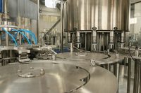 Machine de remplissage automatique trois-en-un pour petites bouteilles, pour boissons et eau pure, avec lavage et bouchage, capacité de 2000 bouteilles/heure